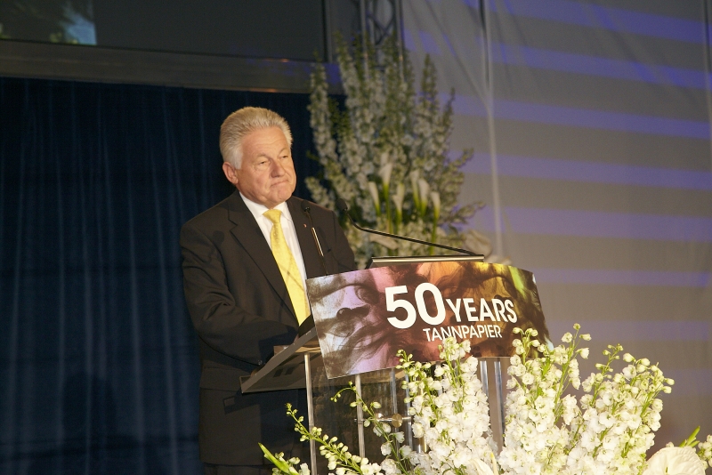 Governer Dr. Josef Pühringer at the speakers desk