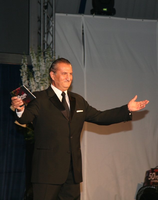 Host Riccardo Mancini holding the moderation cards